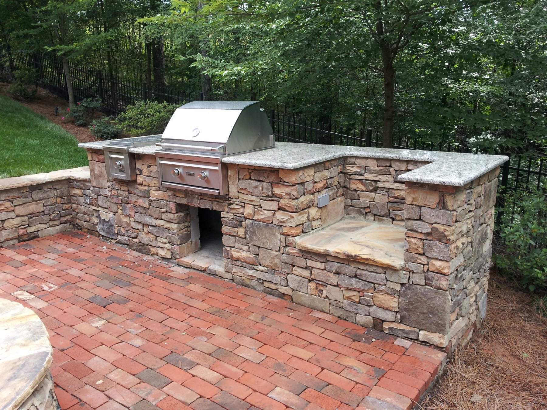 Stone outdoor kitchen masonry
